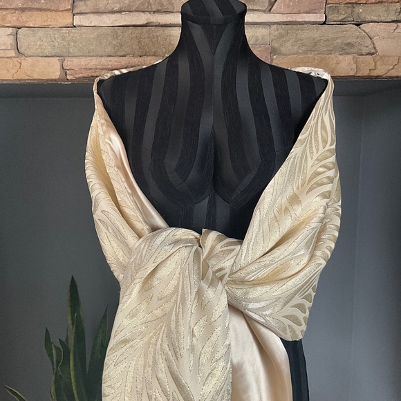 Jessica McClintock Satin Metallic Oversized Bridal Wrap Party Gala Cream Gold OS - Picture 3 of 9